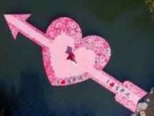 古龙峡大瀑布下“一箭倾心爱情箭”，年轻人排队上前“引弓”