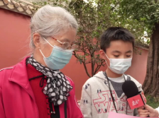 祖孙二人在广州农讲所唱红歌，歌声真挚感人