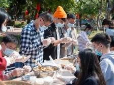 肇庆异地务工人员包饺子贺新年