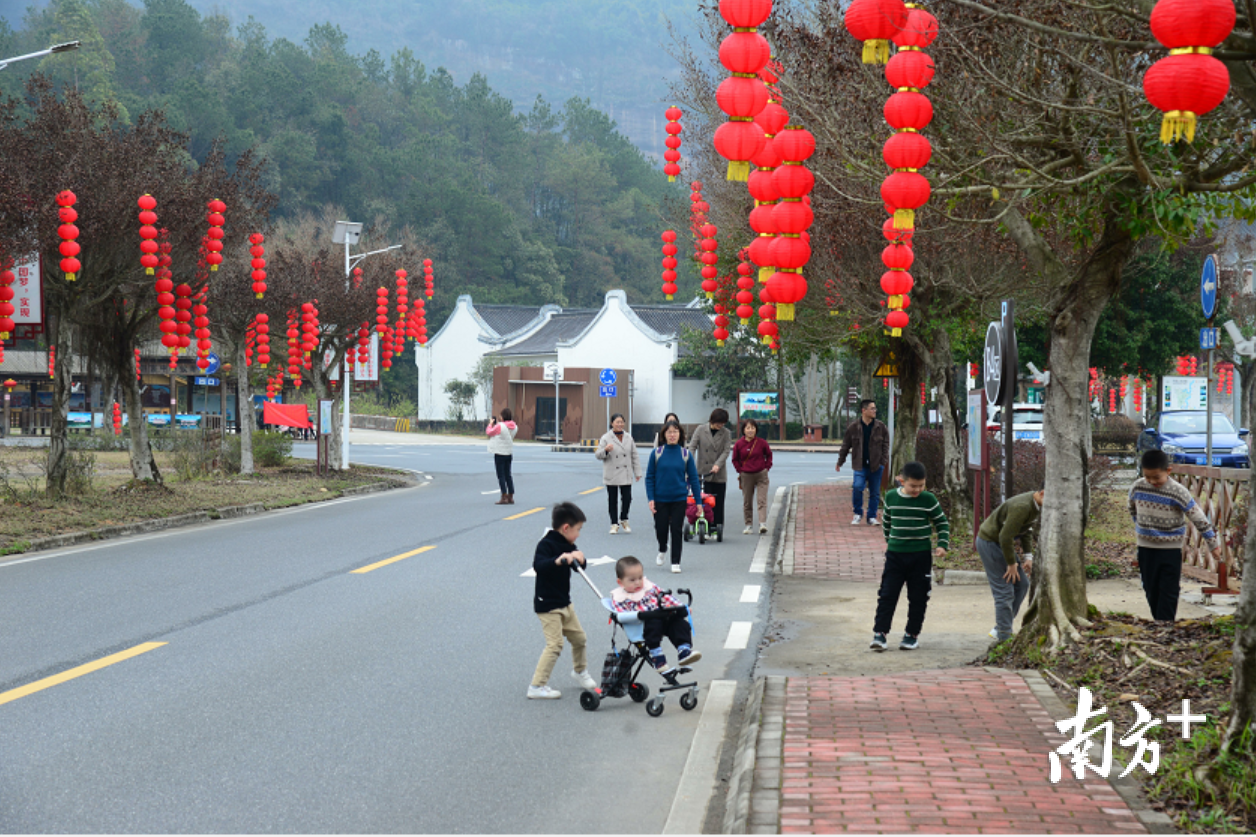 丹霞山休闲游客。曾春莲 摄