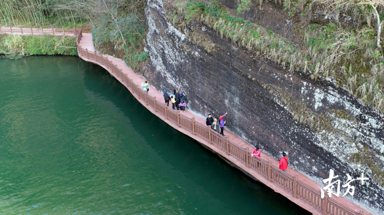 丹霞山景区沿江步道备受游客喜爱。李贵清 摄