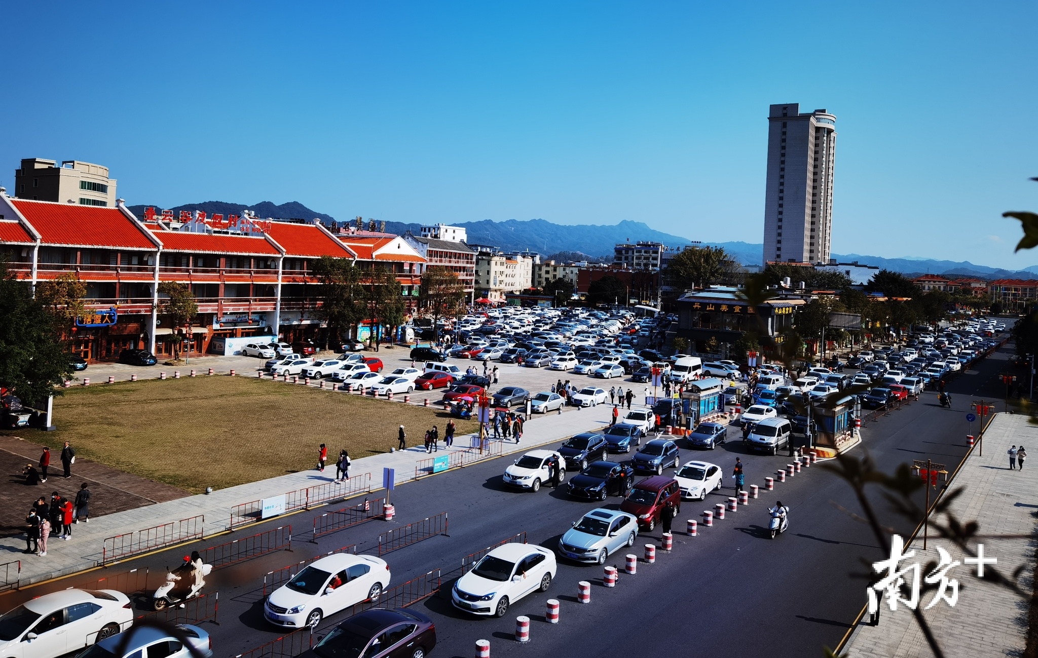 自驾车辆排队入景区。许关平 摄