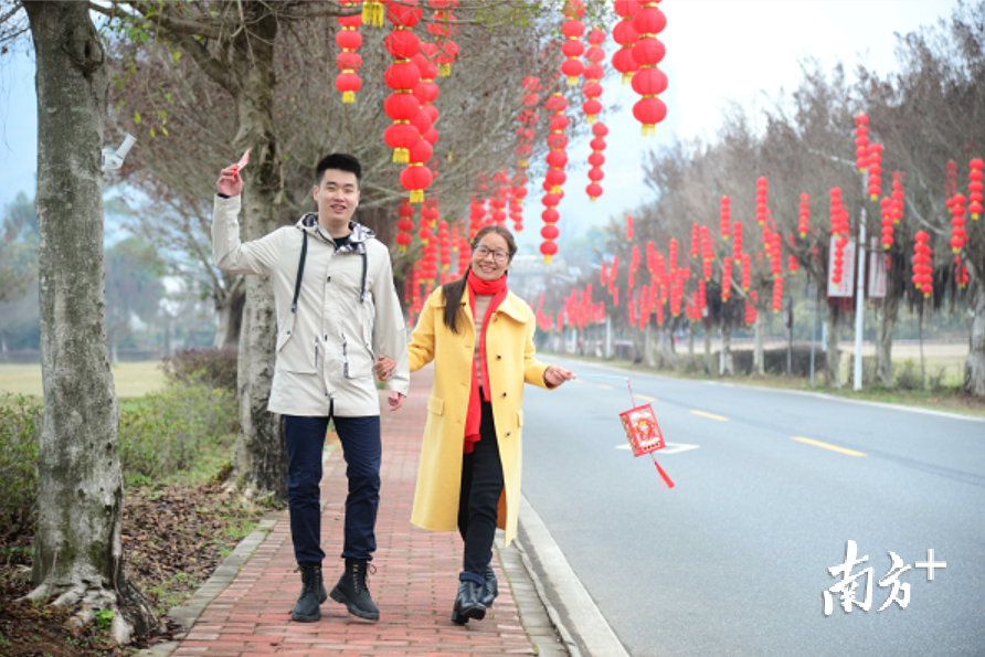 游客洋溢着幸福的笑容。曾春莲 摄