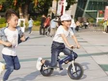 初四暖阳天，广州市民畅游花城广场