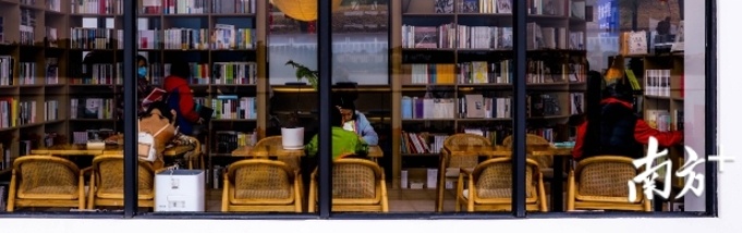 在这家24小时“不打烊”的书屋,“诗和远方”成为最动人的年味。杨迪云供图 在这家24小时“不打烊”的书屋,“诗和远方”成为最动人的年味。杨迪云供图