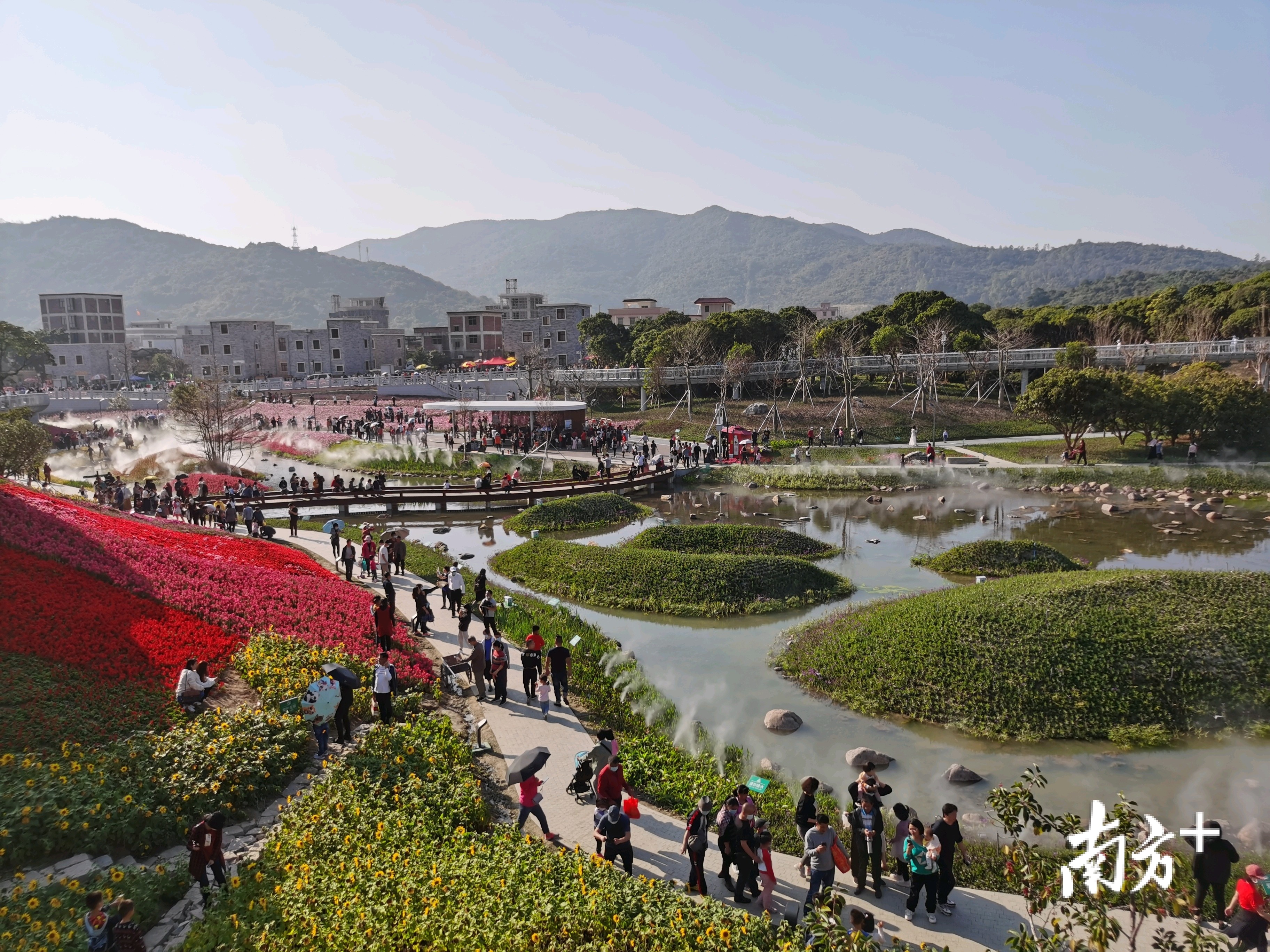 花丛中的人造喷雾下,花海宛如仙境,惹人沉醉。 花丛中的人造喷雾下,花海宛如仙境,惹人沉醉。