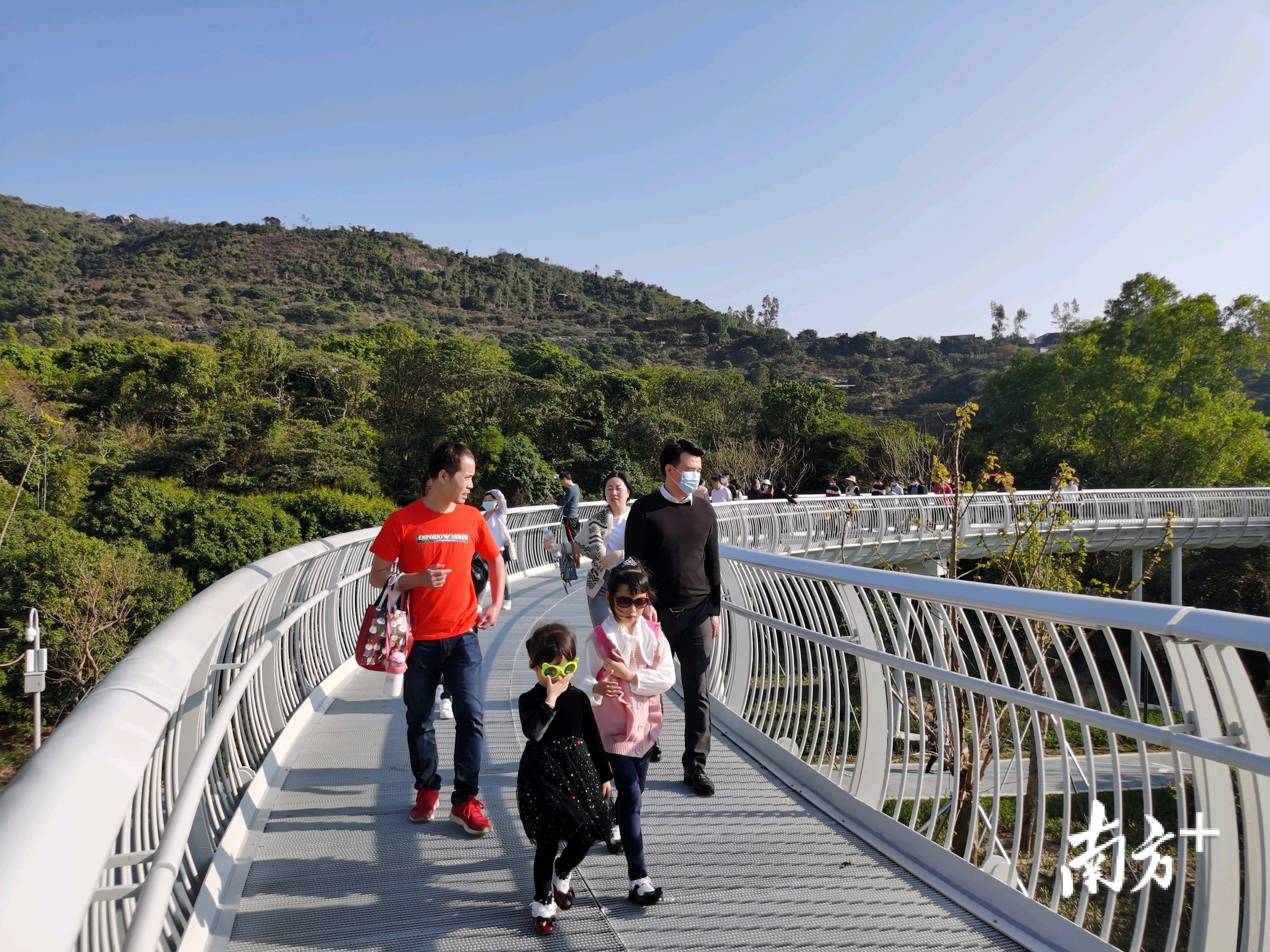 游人在鹤道上游览,居高临下,欣赏着村里的美景。 游人在鹤道上游览,居高临下,欣赏着村里的美景。