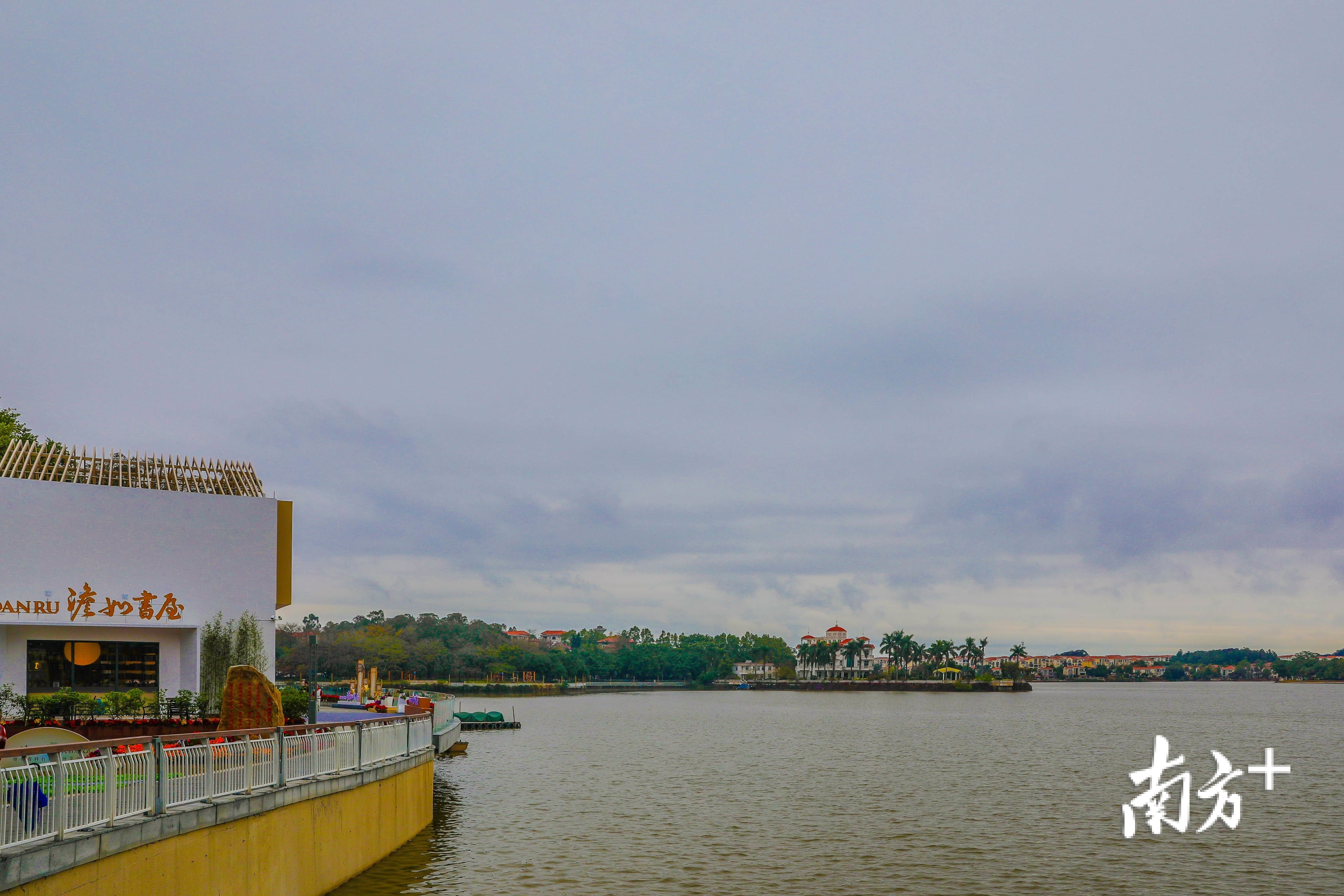 澹如书屋位于仙湖畔。杨迪云供图 澹如书屋位于仙湖畔。杨迪云供图