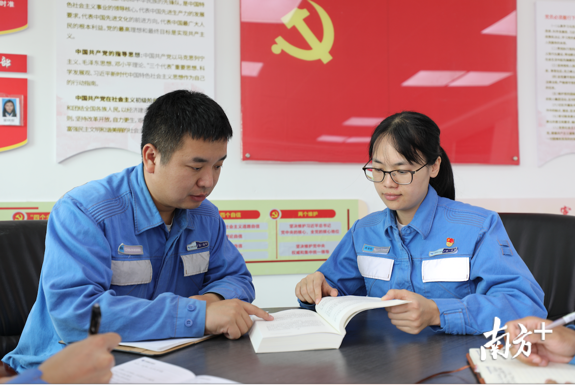 变电一所光明巡维党支部攻坚克难,研究智慧巡视动力。谭茂茜摄