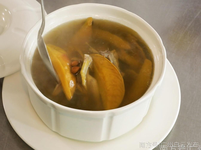 【学粤菜 过大年】白云粤菜师傅教你做特色美食：杨桃炖乳鸽
