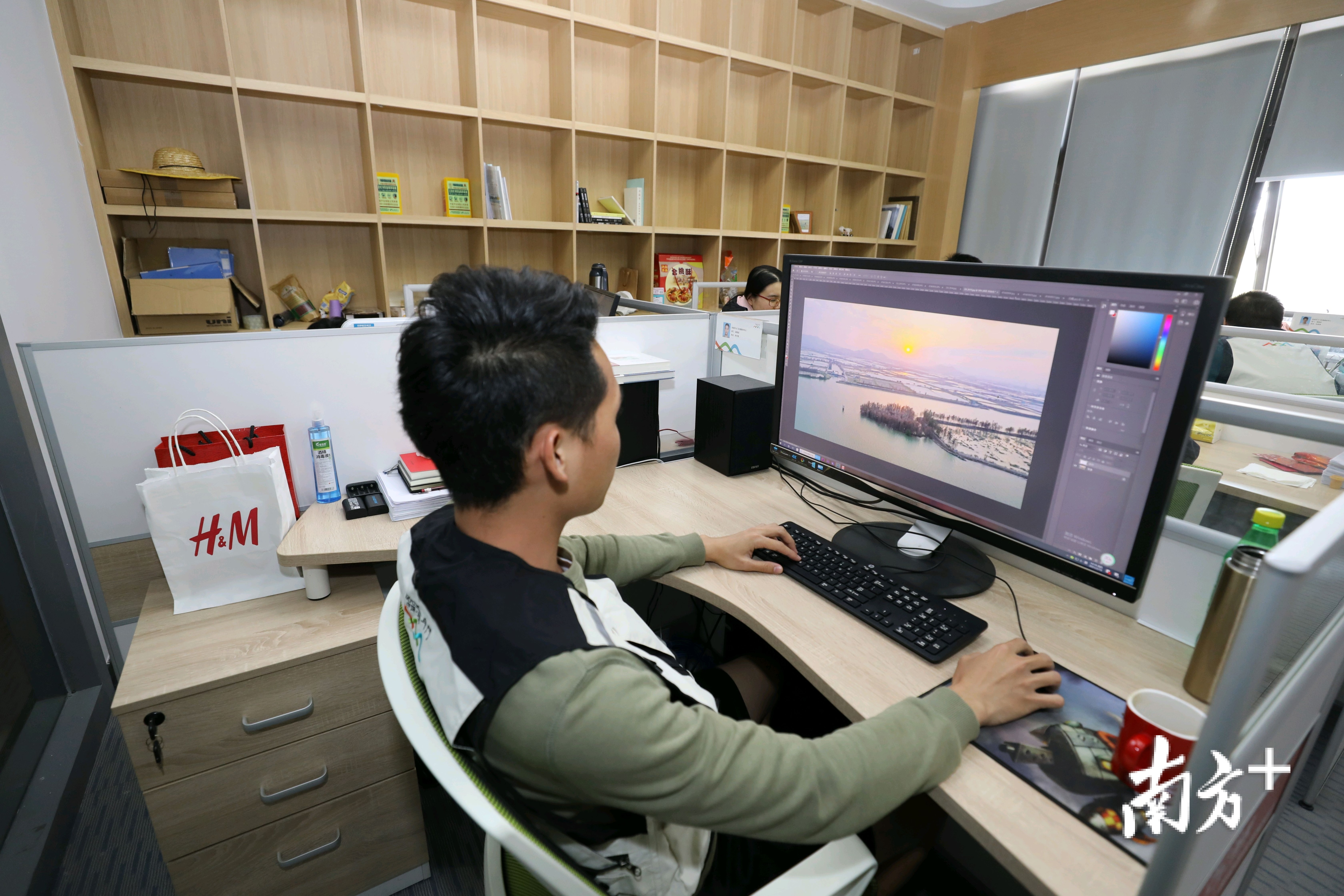 斗门区融媒体中心小编返工第一天开始处理图片工作。