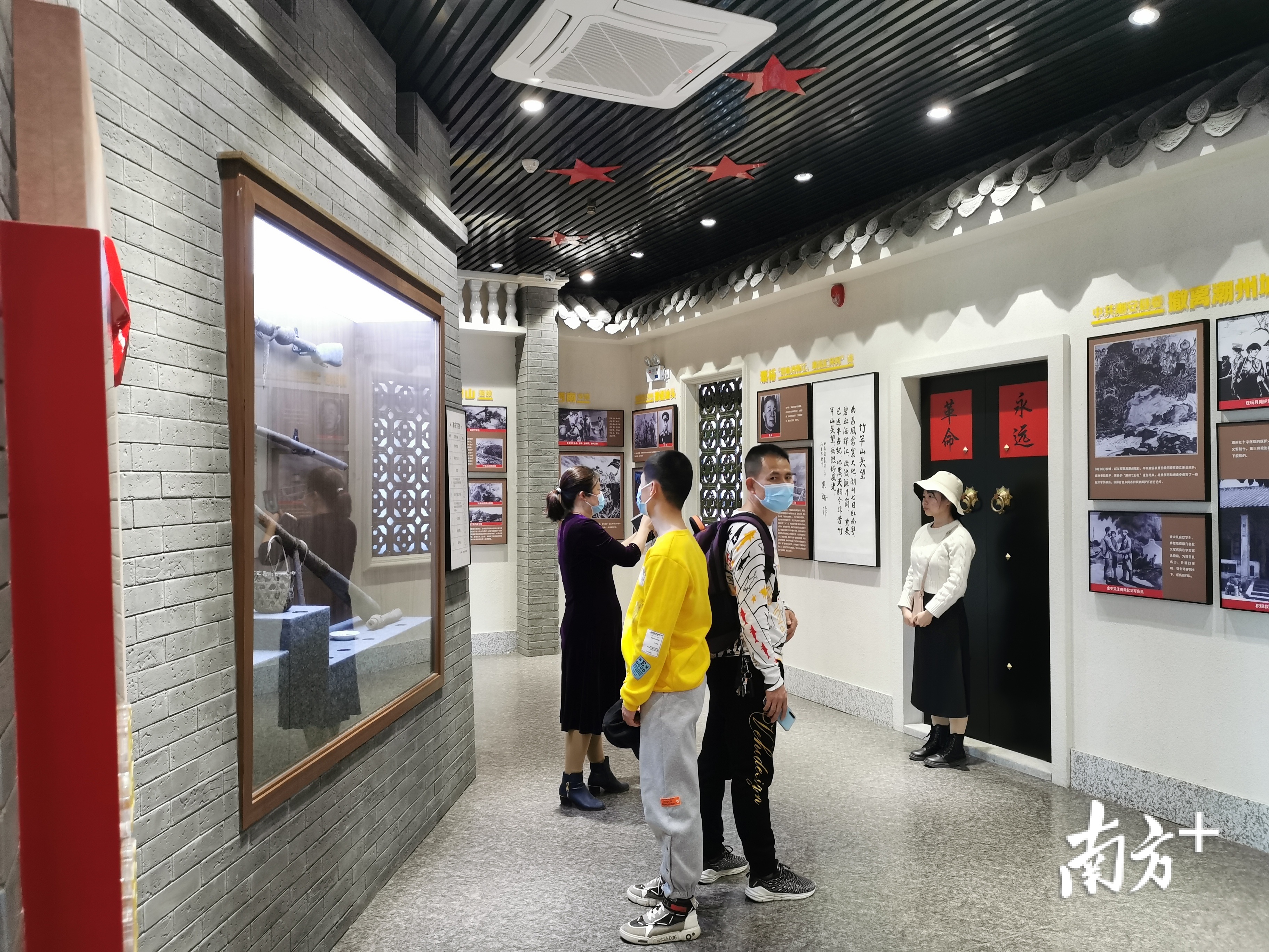 西湖公园内的涵碧楼，游客正在了解潮州七日红的历史。