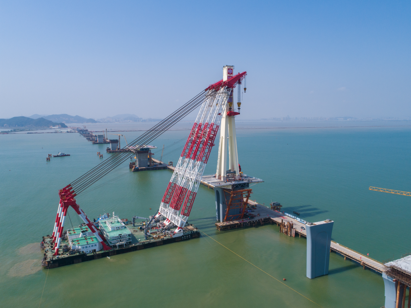 千吨桥体空中跳芭蕾珠海金海大桥首个钢主塔架设成功
