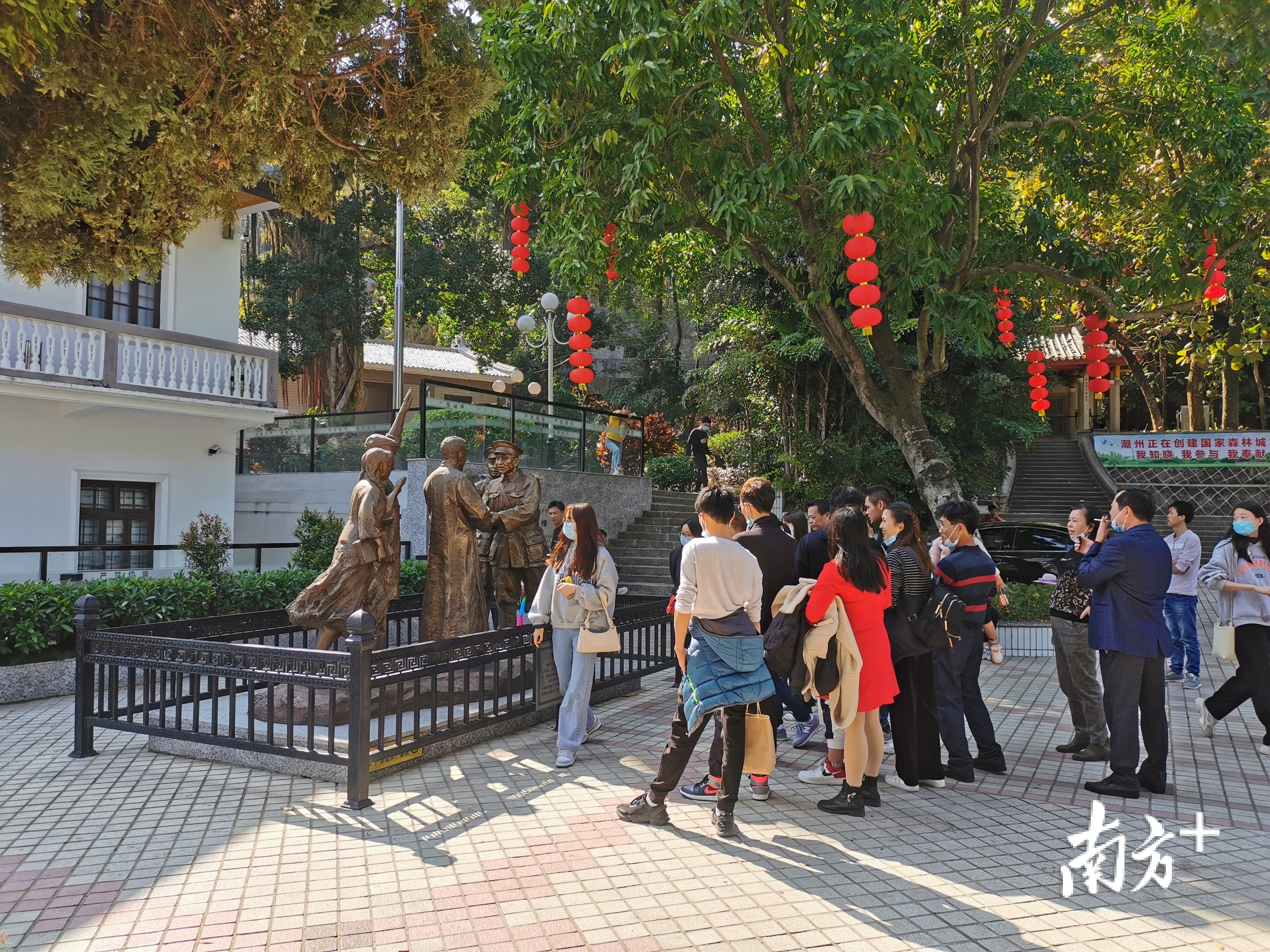 西湖公園內的涵碧樓,遊客正在瞭解潮州七日紅的歷史.