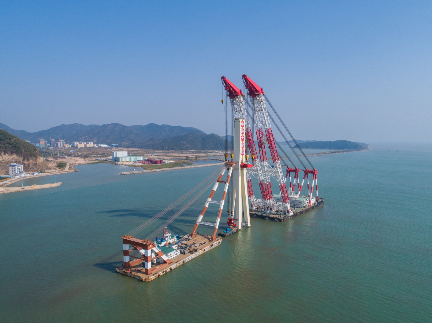金海大桥于2018年4月开工,目前大桥钢箱梁,钢塔架设,连续钢构施工均已
