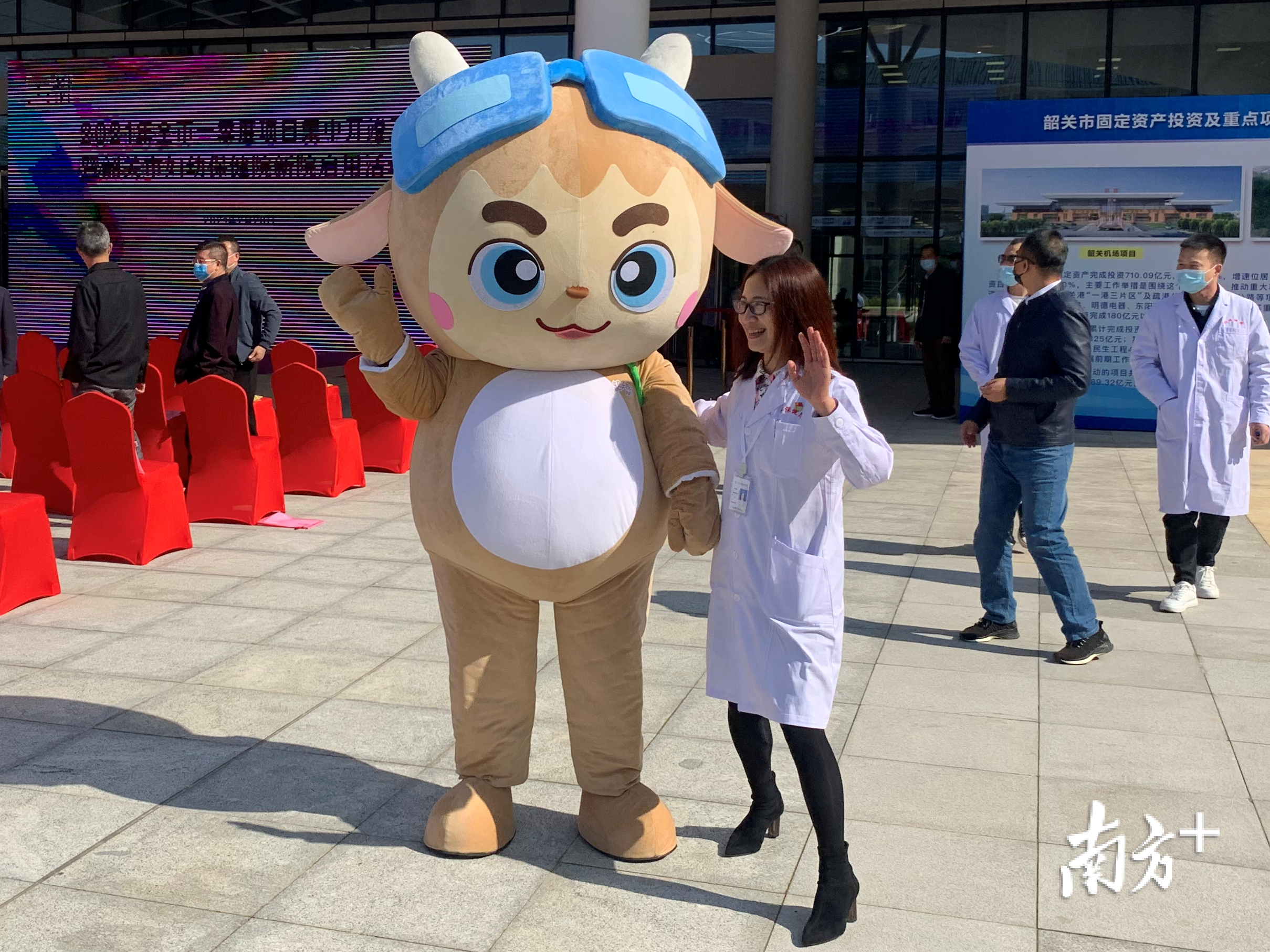 活动现场,韶妇幼的吉祥物阳阳亮相。叶志强摄 活动现场,韶妇幼的吉祥物阳阳亮相。叶志强摄