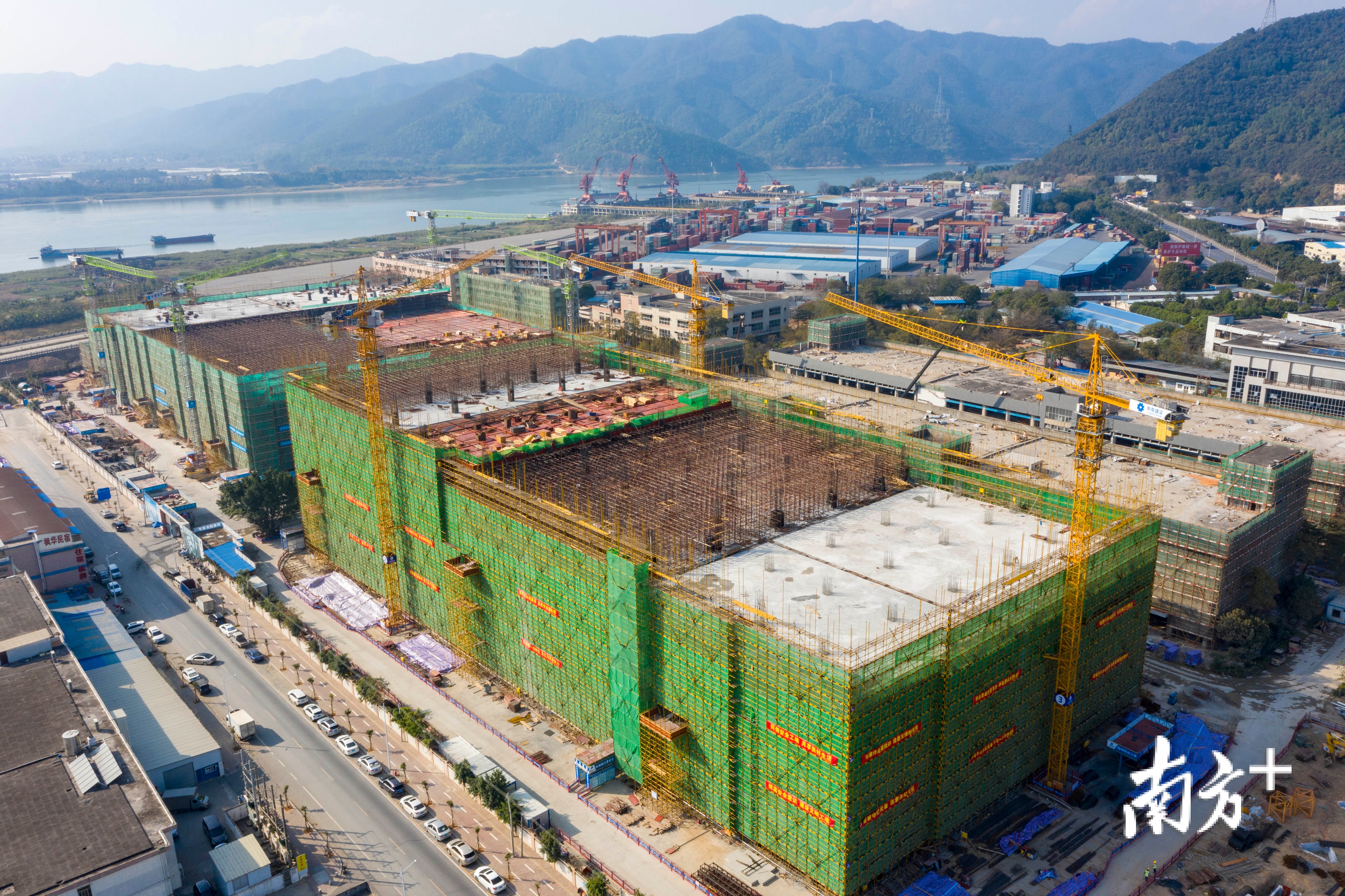 总投资75亿元的风华高科高端电容生产基地项目正在加快建设。 曹笑 摄