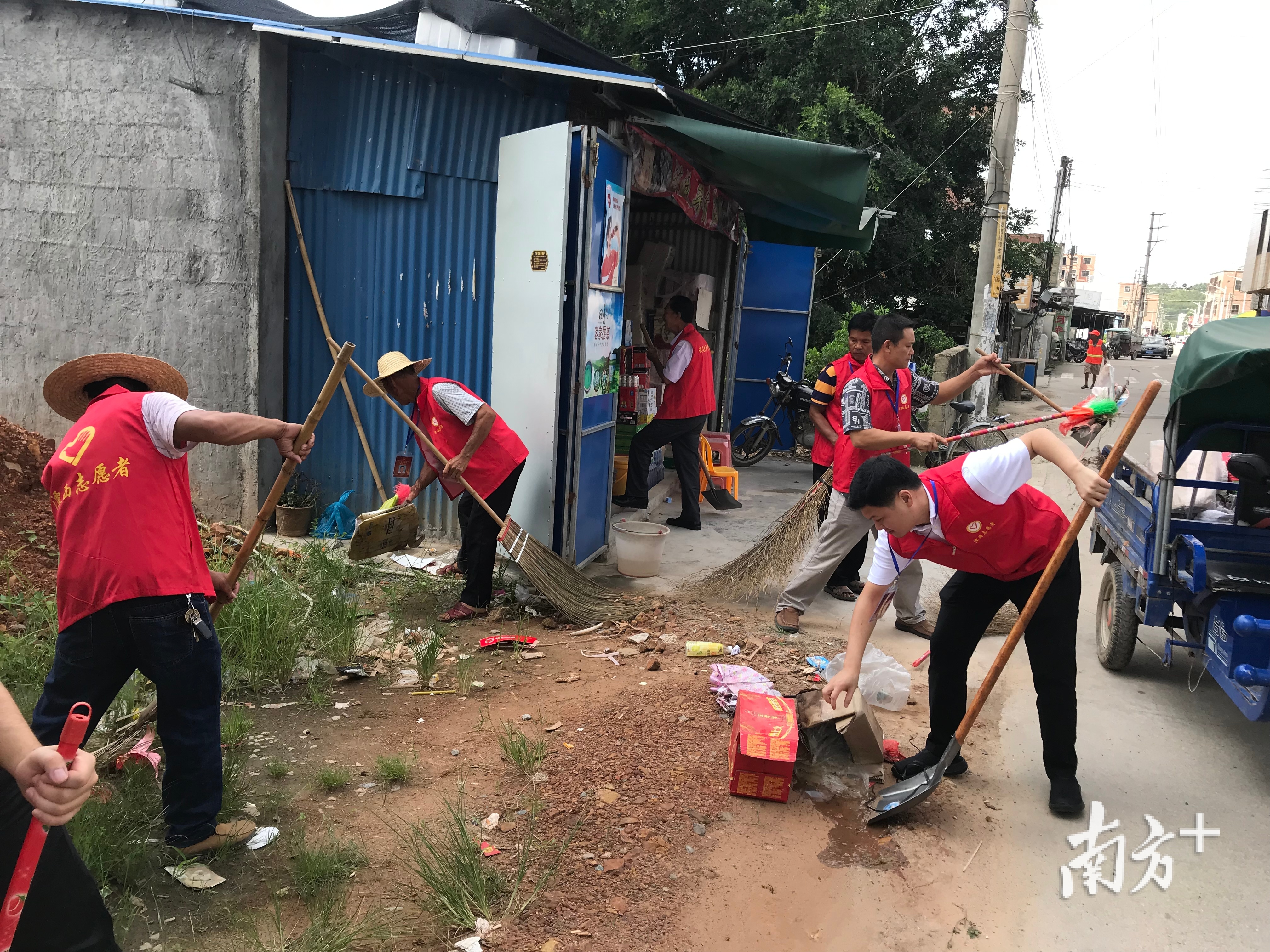 驻村第一书记、党建指导员、长安村两委党员每月开展村容村貌整治党员义务活动。
