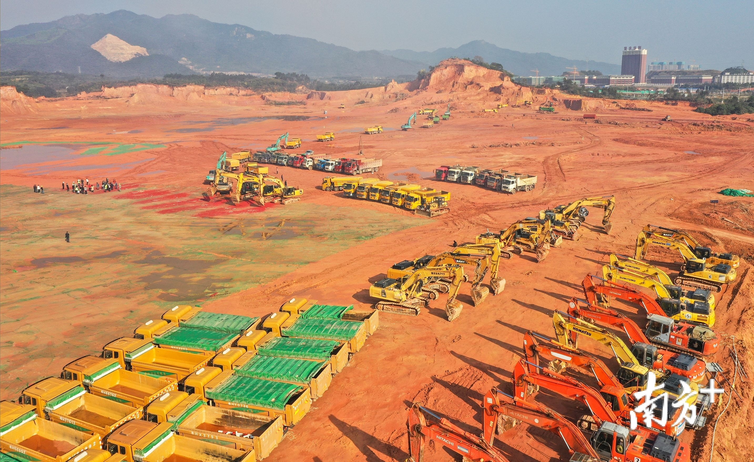 工程车来回穿梭运送泥土，位于肇庆高新区的宁德时代拟选址地块的土地平整工程已开工。梁小明 摄