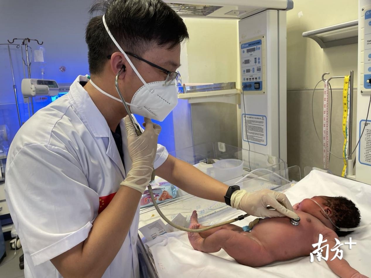 魏锦华医生查看抢救后新生儿的基本情况。