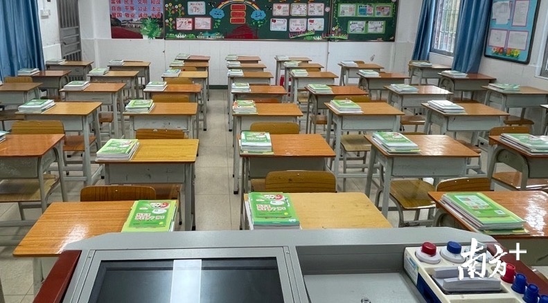 在老师们帮助下，新学期书本早已整整齐齐地摆放在课桌上，等待“小主人”归来。    陈郭恒 摄