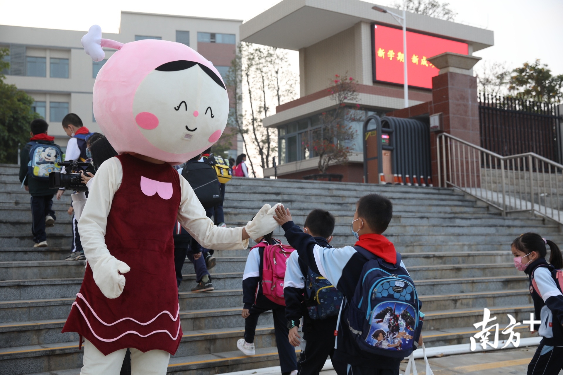 金湾区虹晖小学开学礼 关铭荣 摄