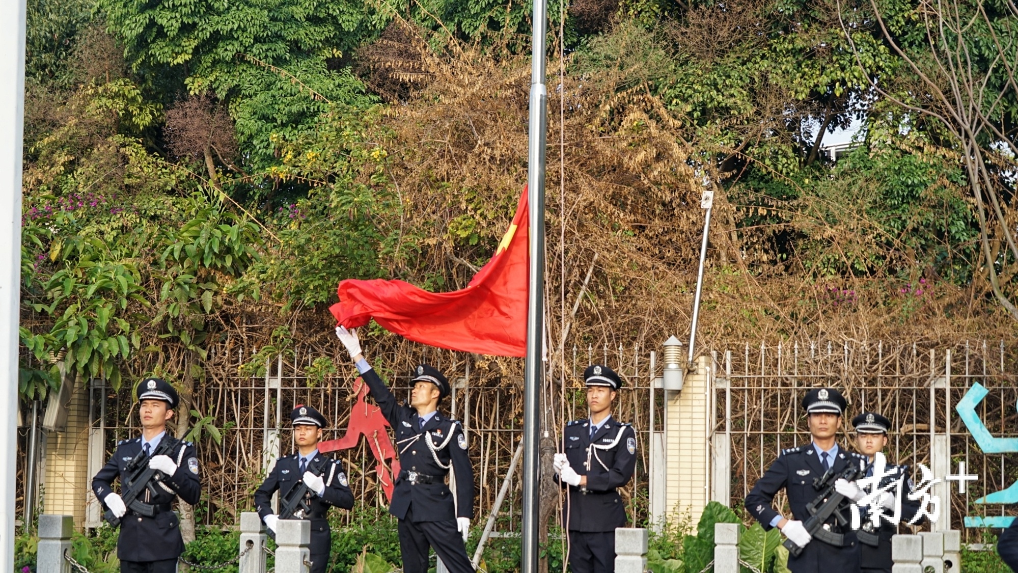 学校邀请中山特警来校举行第一次升旗仪式。
