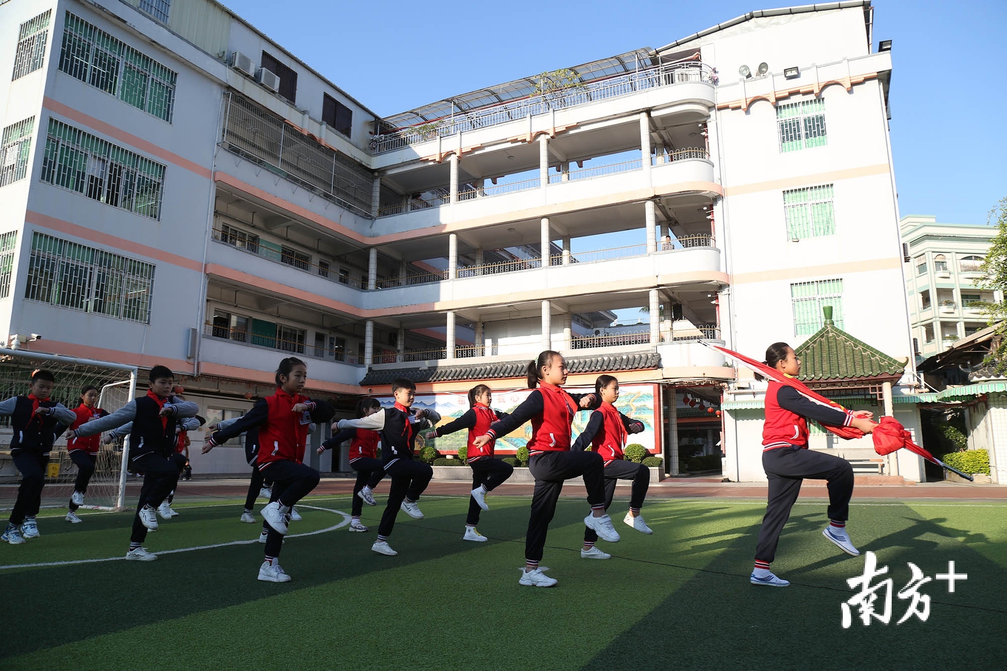 2月22日，湘桥区城南小学举行升旗仪式。