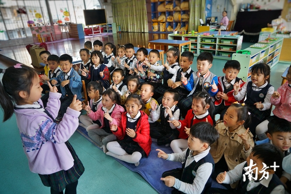 小朋友们重返幼儿园,课室内又响起歌声与欢笑。梁素雅 摄 小朋友们重返幼儿园,课室内又响起歌声与欢笑。梁素雅 摄