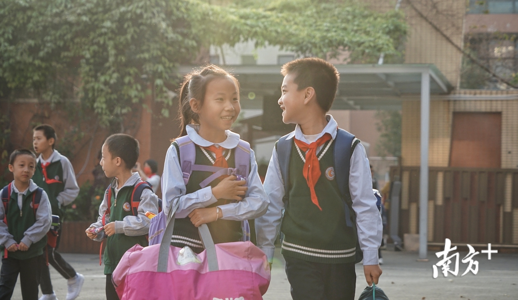 见到阔别一个寒假的同学，新学期第一缕阳光下孩子们露出了最美的笑容。