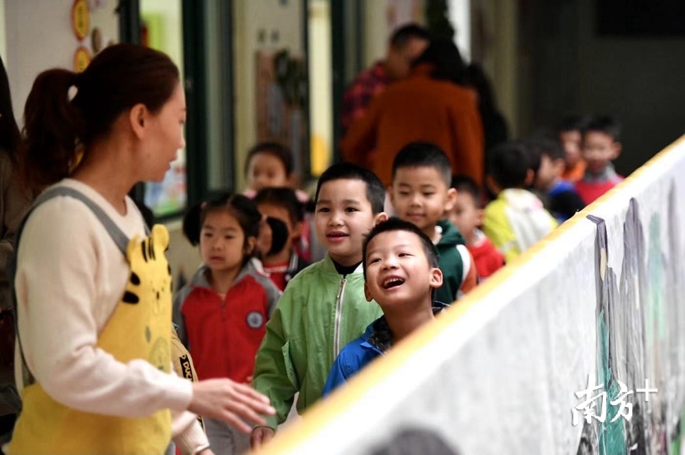 清远市北师大幼稚园,在老师的指引下,孩子们有序进入课室。曾亮超 摄 清远市北师大幼稚园,在老师的指引下,孩子们有序进入课室。曾亮超 摄