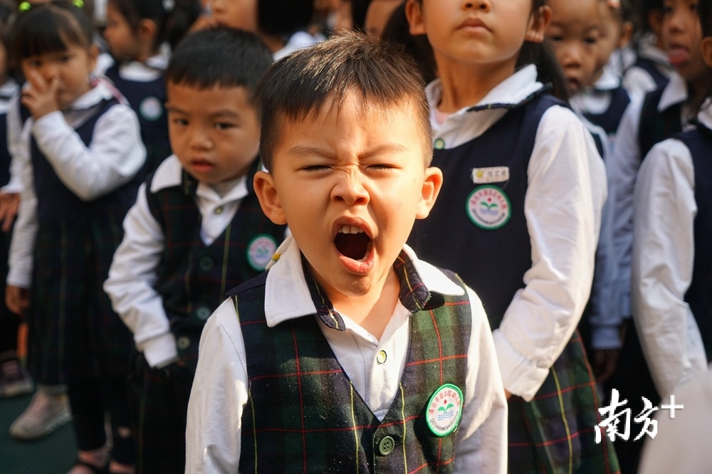假期结束,还没调整好作息的小朋友打起哈欠。梁素雅 摄 假期结束,还没调整好作息的小朋友打起哈欠。梁素雅 摄