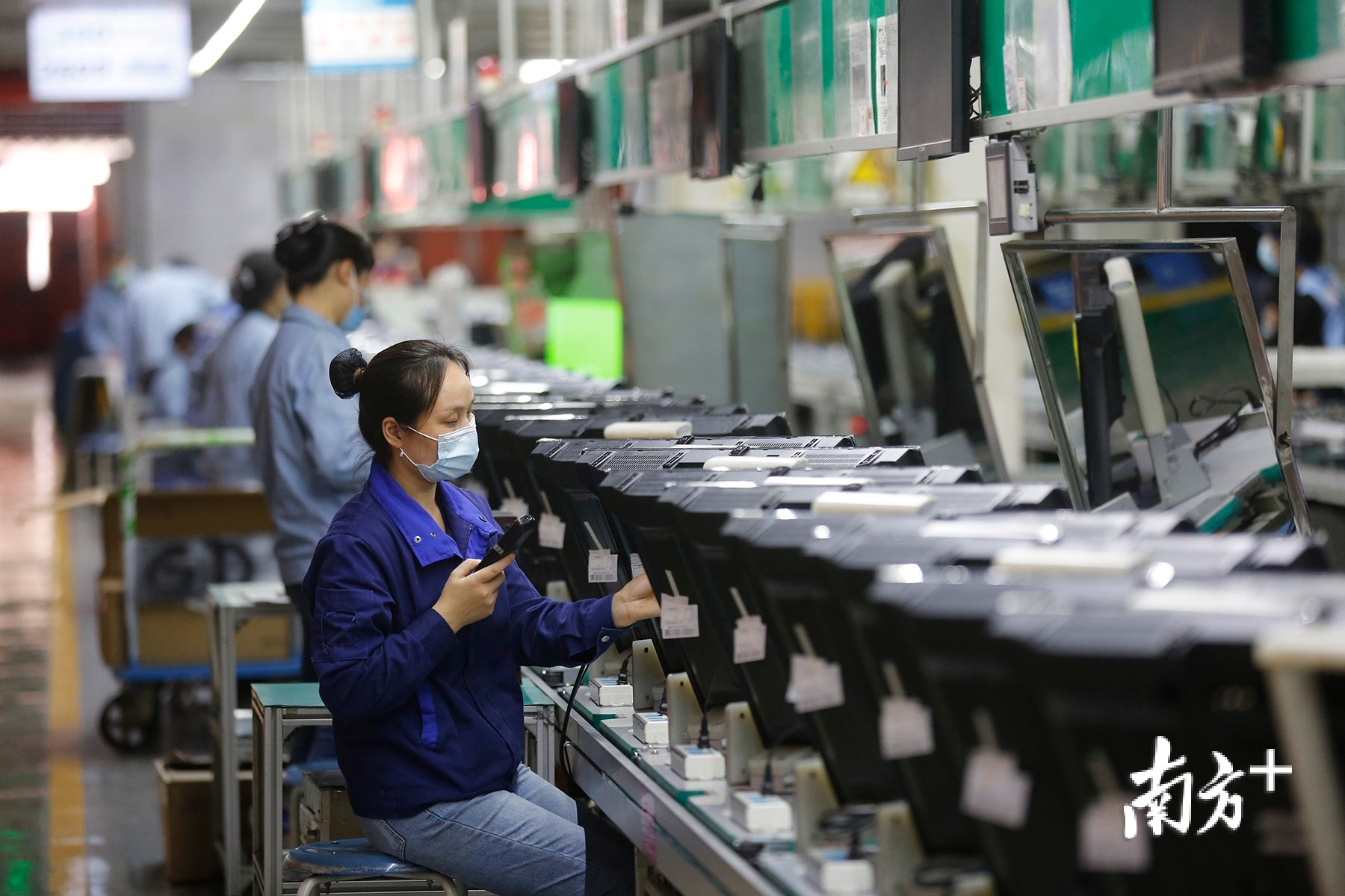 工人在长虹中山工厂生产线检测产品.