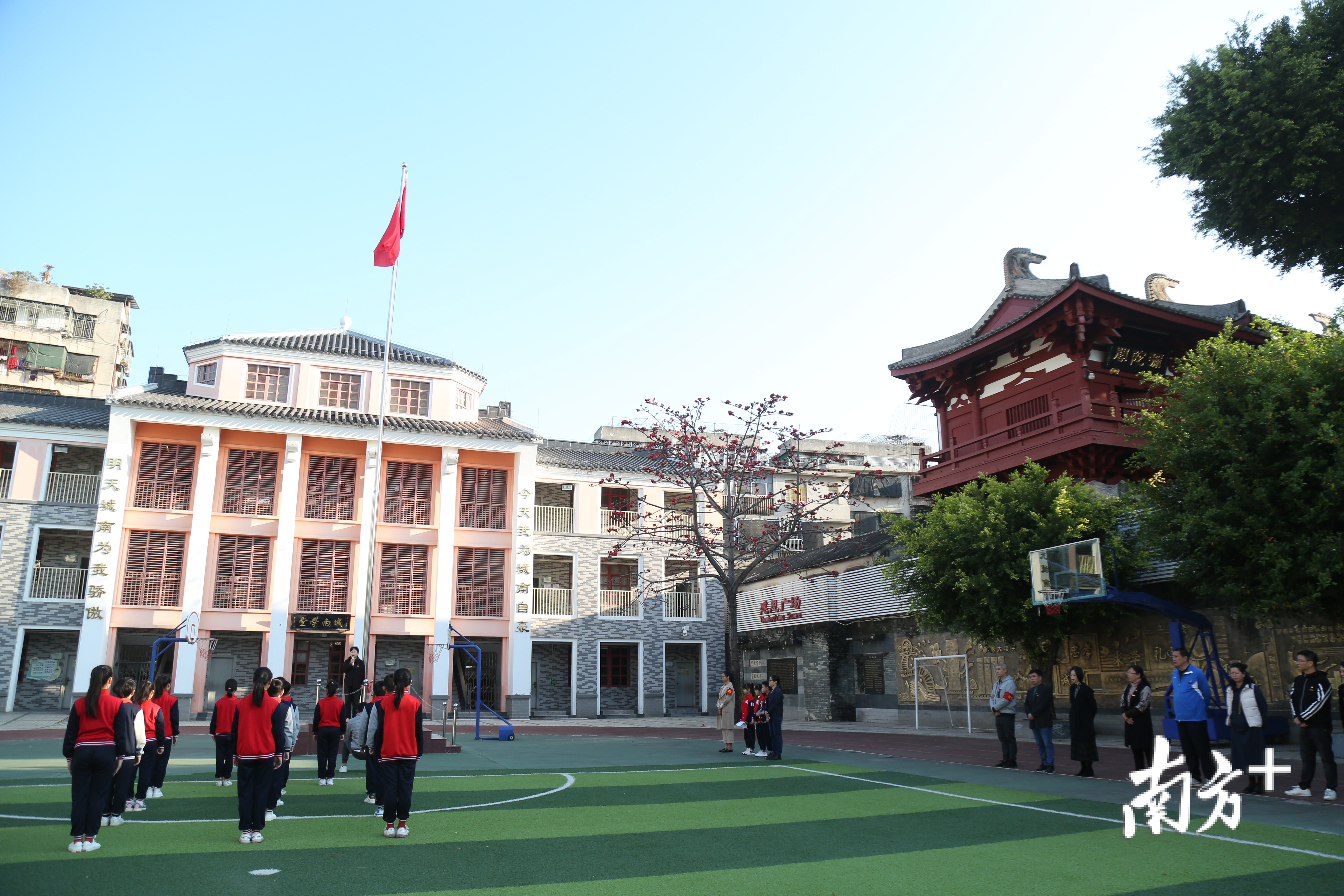 2月22日,湘桥区城南小学举行升旗仪式,并通过直播的形式连线到各班级.