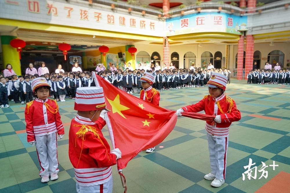 22日上午,新北江幼儿园举行升旗仪式,小小护旗手认真地执行出旗流程。梁素雅 摄 22日上午,新北江幼儿园举行升旗仪式,小小护旗手认真地执行出旗流程。梁素雅 摄