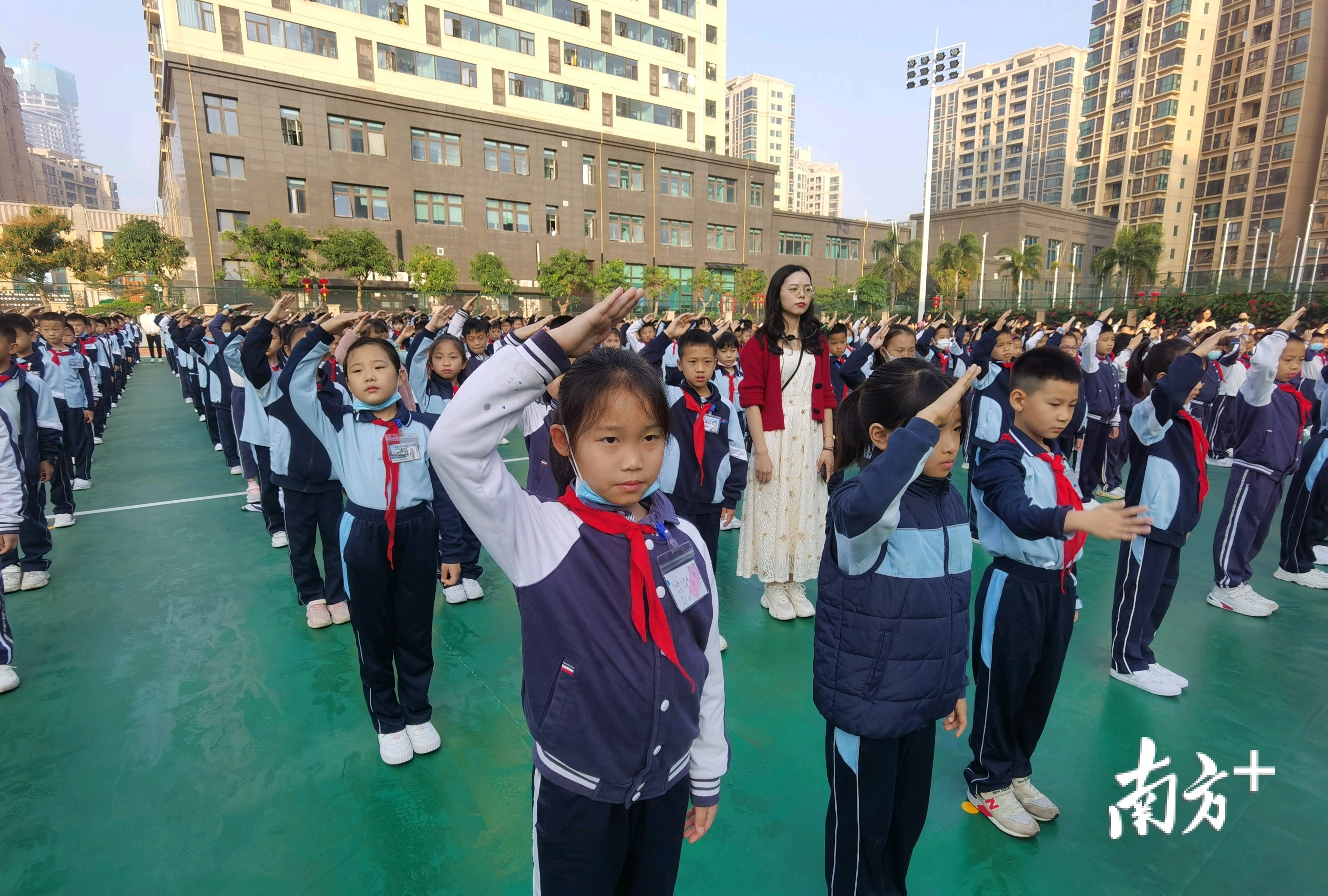 航空新城的学生进行升旗仪式。