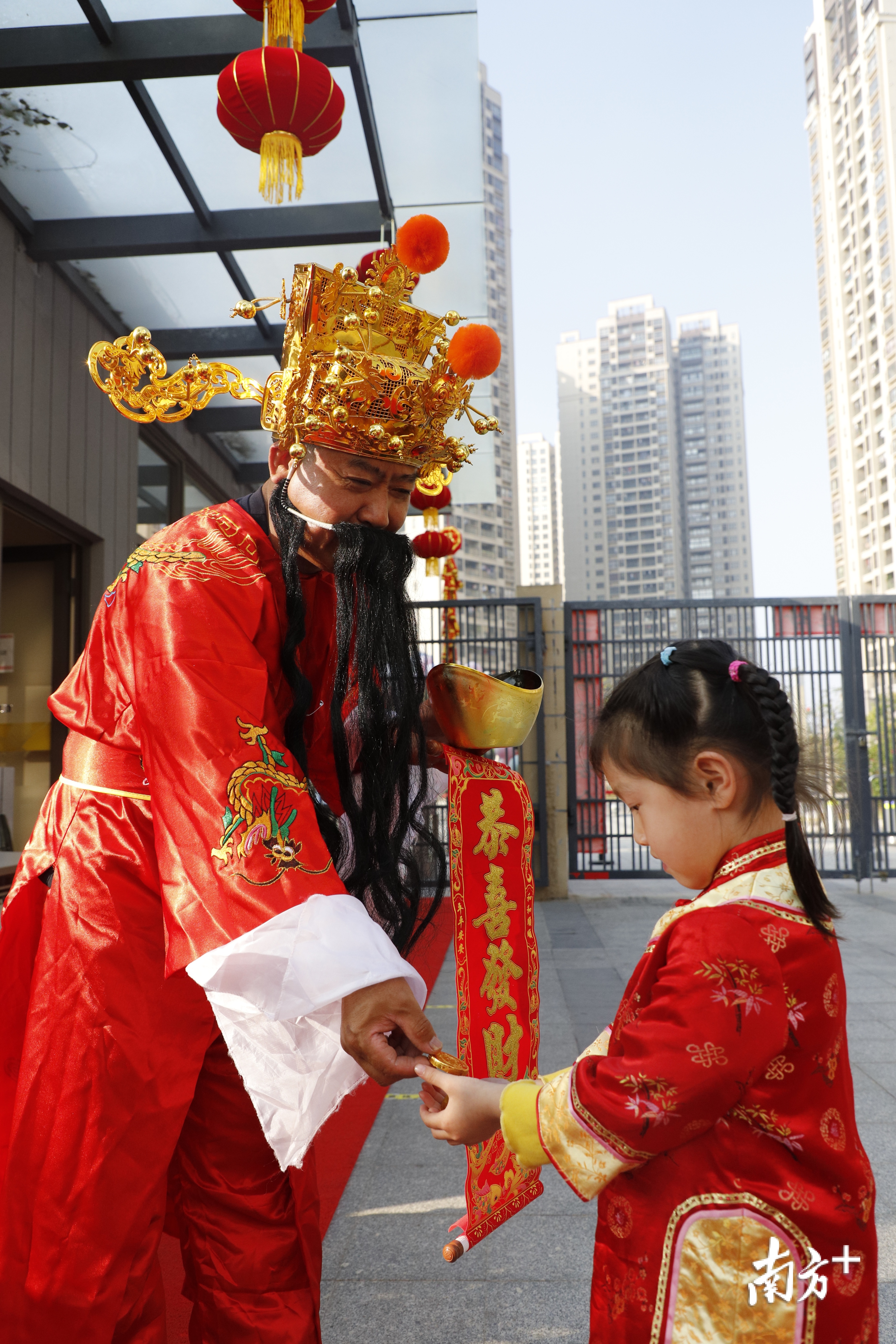 开学首日，珠海市香洲区同乐幼儿园“请”来财神为同学们送喜。 高旭伟 摄