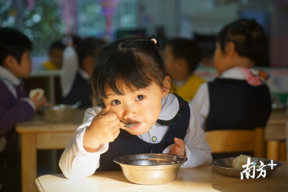 再次尝到幼儿园提供的早餐,小朋友吃得津津有味。梁素雅 摄 再次尝到幼儿园提供的早餐,小朋友吃得津津有味。梁素雅 摄