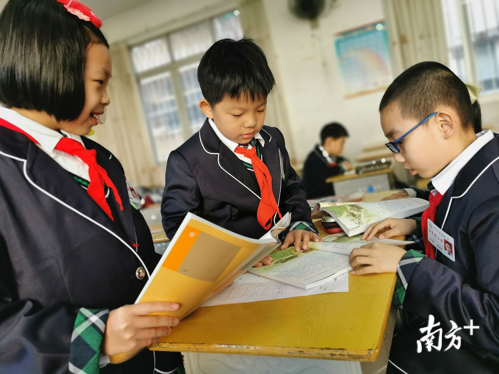 2月22日，湘桥区昌黎路小学，学生们在翻阅新书。成正彬 摄