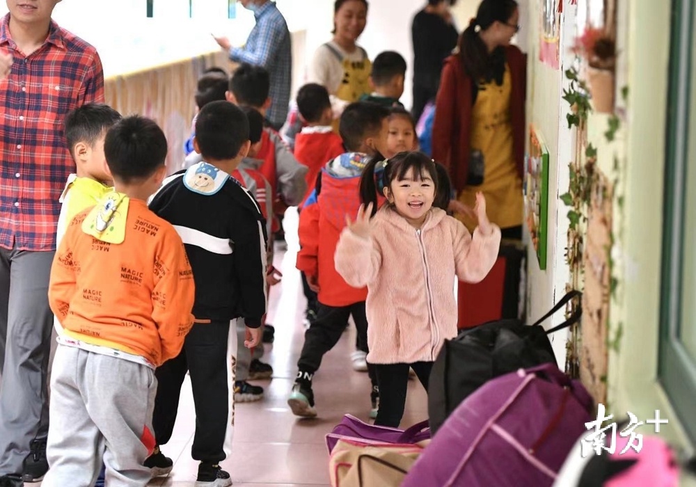 清远市北师大幼稚园里上演了一张张鲜活生动的开学表情包,一名孩子笑容灿烂地走进课室。曾亮超 摄 清远市北师大幼稚园里上演了一张张鲜活生动的开学表情包,一名孩子笑容灿烂地走进课室。曾亮超 摄