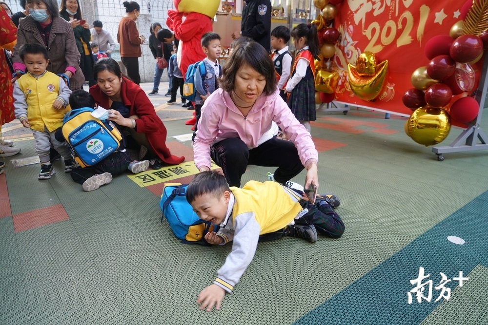 告别家长,小朋友在幼儿园门口流下不舍的泪,老师上前安抚。梁素雅 摄 告别家长,小朋友在幼儿园门口流下不舍的泪,老师上前安抚。梁素雅 摄