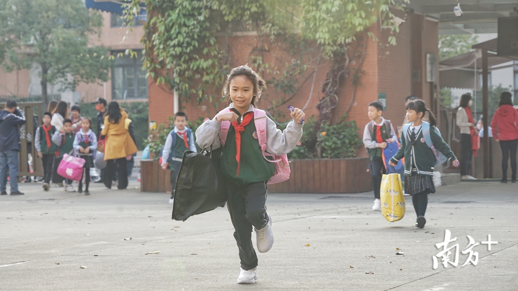 入校后，孩子们开心地奔向教室。