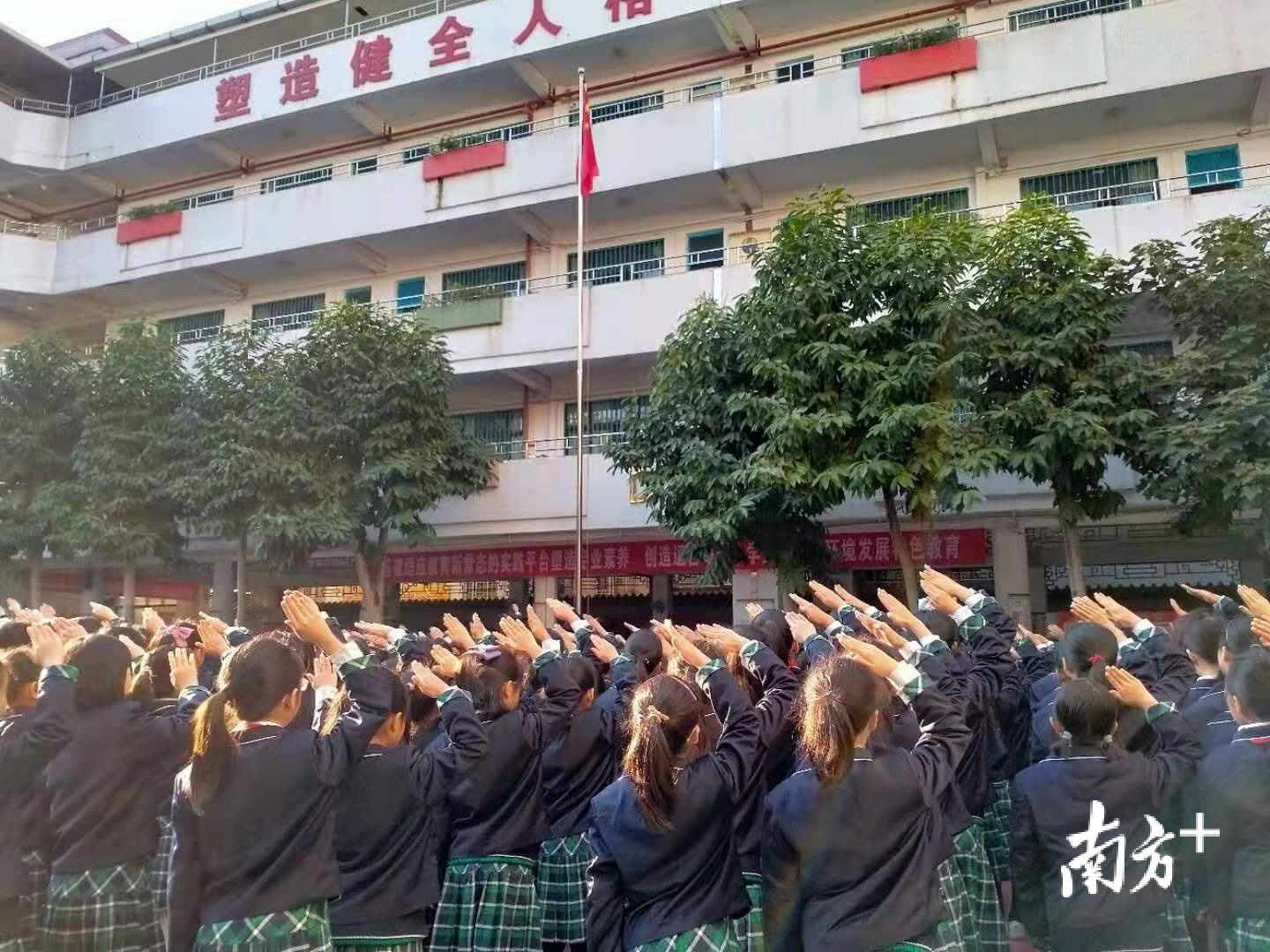 2月22日，湘桥区昌黎路小学，学生们在操场上参加升旗仪式。成正彬 摄