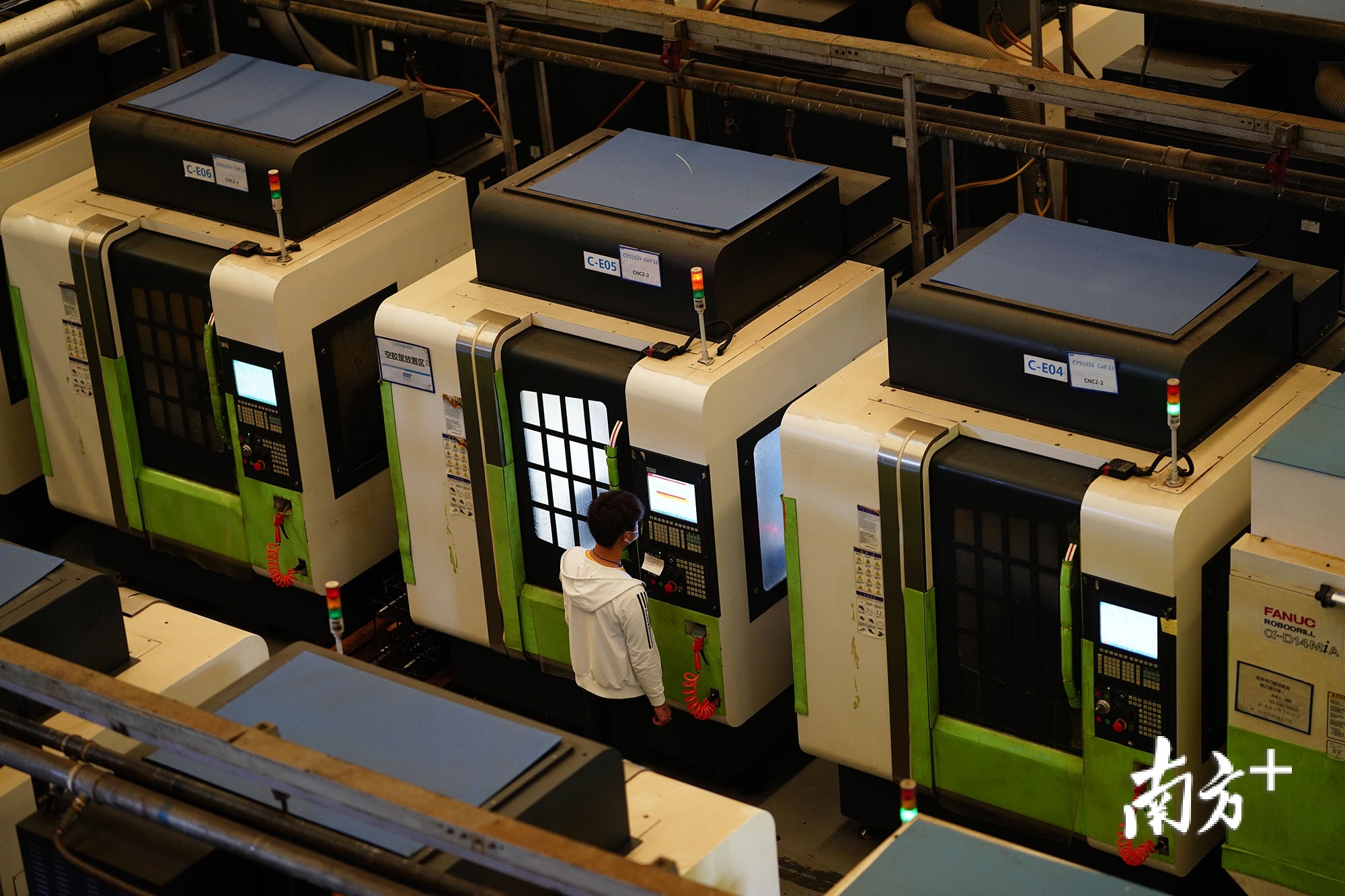 东莞长盈精密二厂的车间内,工作人员在操作CNC机床。 东莞长盈精密二厂的车间内,工作人员在操作CNC机床。