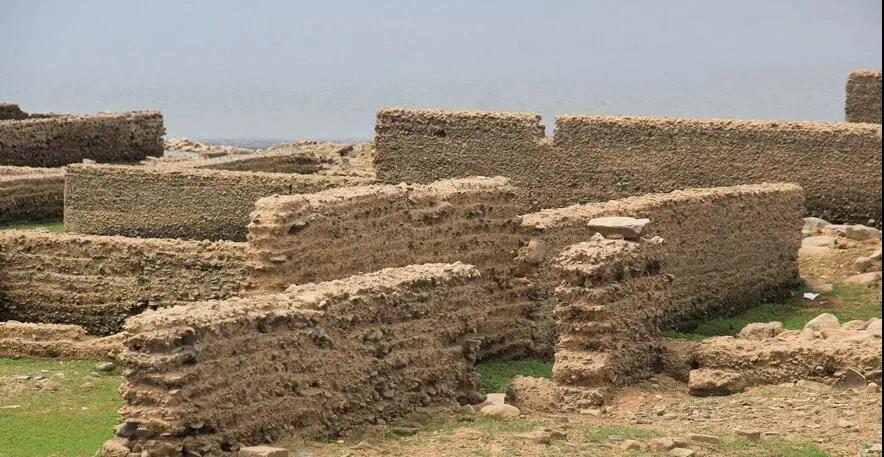 ▲古村落墙基露出显现真容(图片来源:莞视界) ▲古村落墙基露出显现真容(图片来源:莞视界)