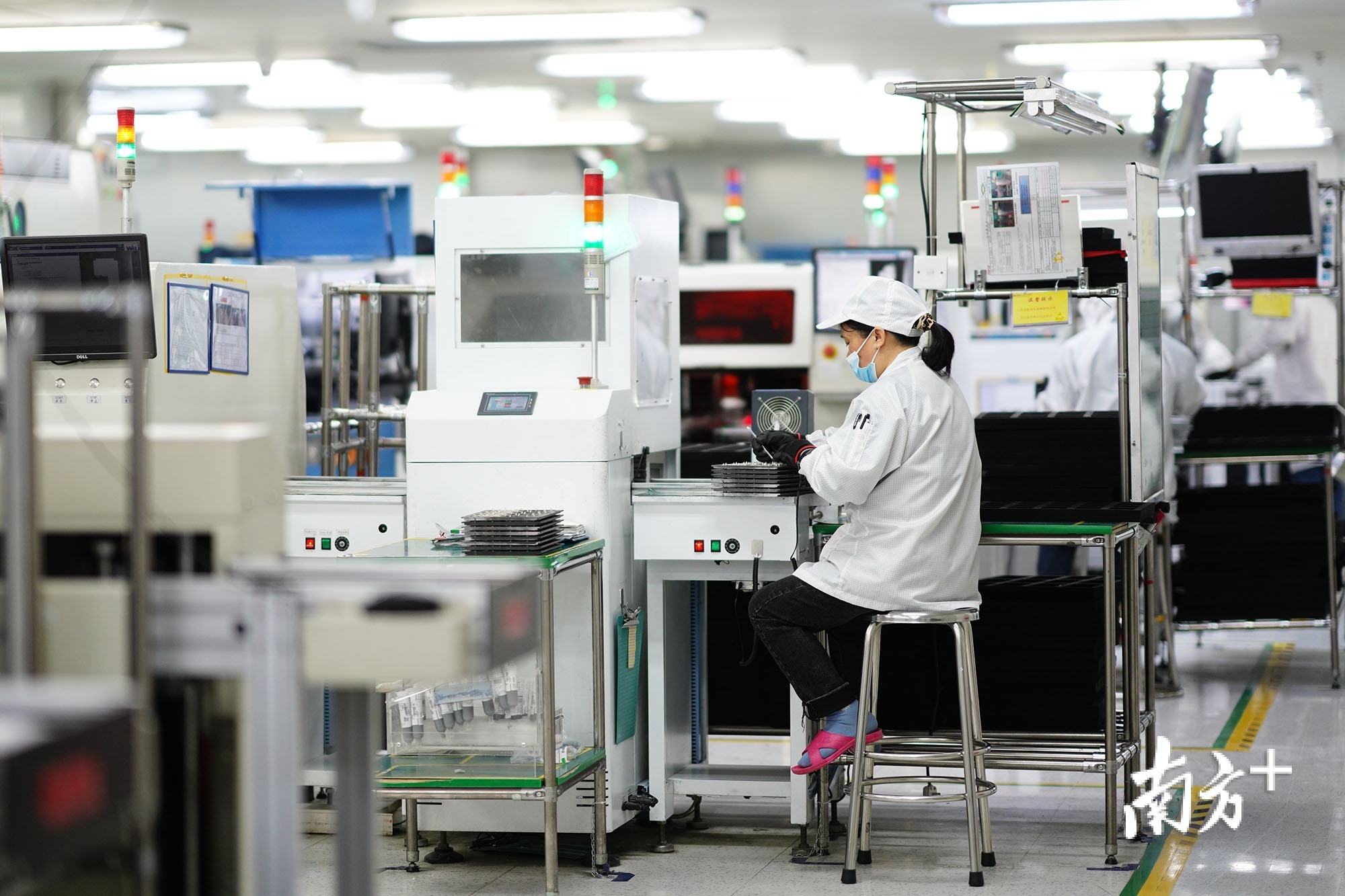 以诺通讯的车间内,工作人员在生产产品。 以诺通讯的车间内,工作人员在生产产品。