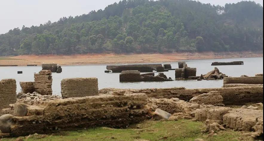 ▲刚刚出水的遗址 ▲刚刚出水的遗址