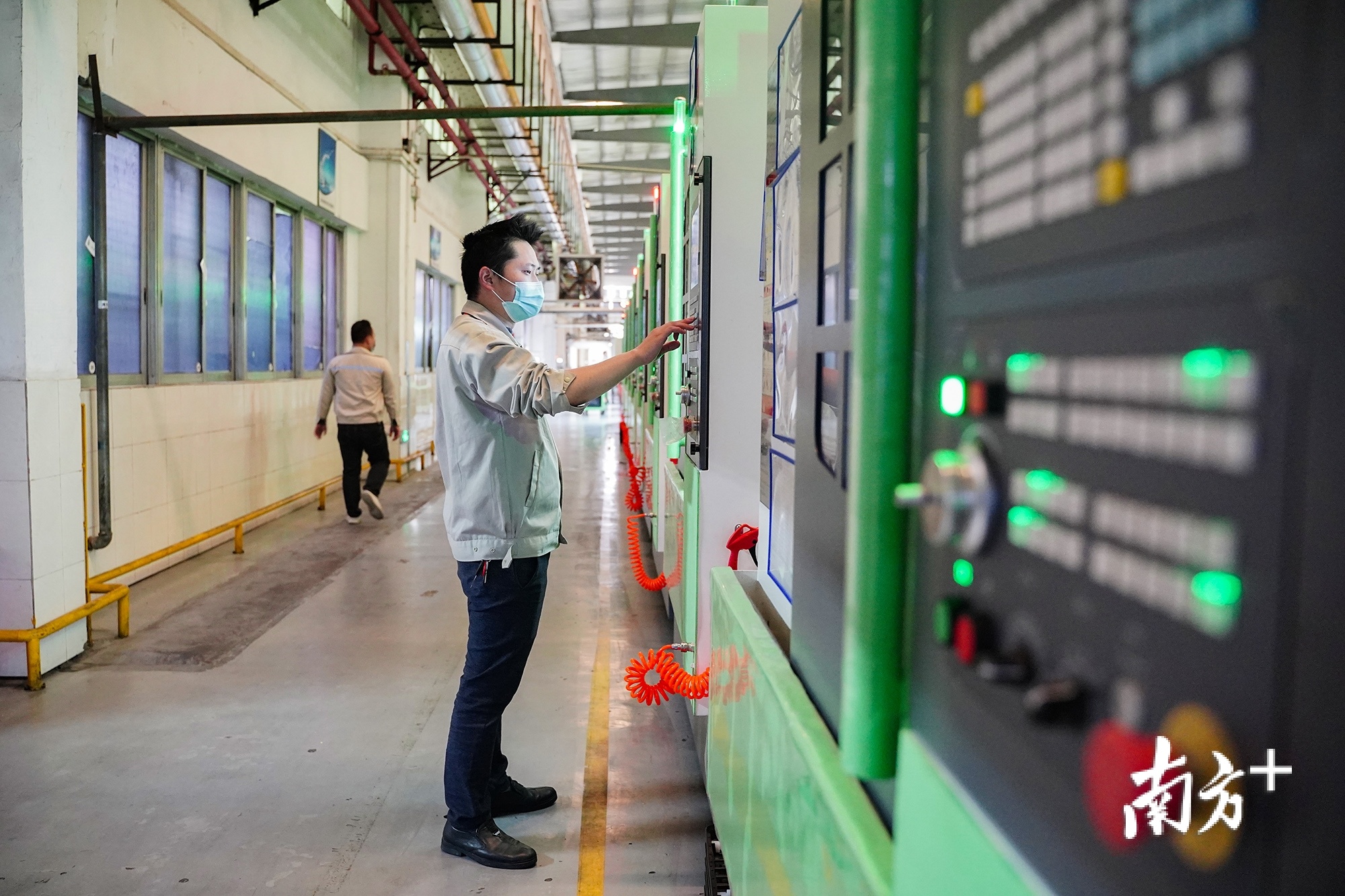 东莞长盈精密二厂的车间内,工作人员在操作CNC机床。 东莞长盈精密二厂的车间内,工作人员在操作CNC机床。