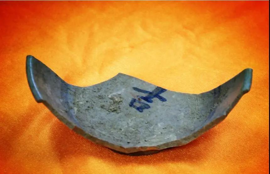 ▲瓷碗碎片上印有吉字字样 ▲瓷碗碎片上印有吉字字样