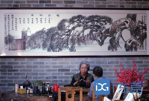 ▲艺术家王欢来接受媒体采访